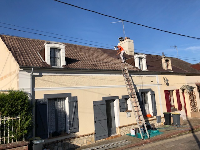 Après traitement et décapage pendant la résine colorée