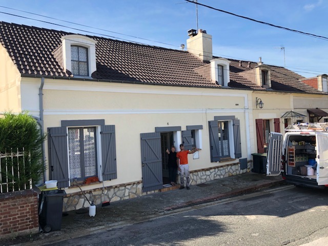 Après traitement et décapage suivi d’une résine colorée couleur brun marrons