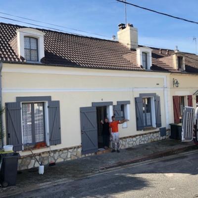 Après traitement et décapage suivi d’une résine colorée couleur brun marrons